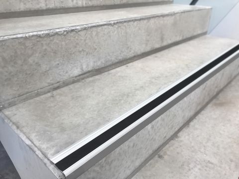 Barrierefreie Treppe mit Stufenmarkierungsprofil